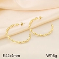Aros dorados retorcidos minimalistas de 42x4mm sobre elegante tela de seda beige - Grande (42x4mm) / Dorado