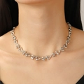 Collana girocollo multistrato in metallo intrecciato argento indossata da una modella - Collana in stile geometrico (3351)