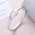 Brazalete minimalista de acero inoxidable plateado con diseño de corazón hueco - Color Acero