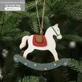 Handbemalter Schaukelpferd-Weihnachtsanhänger in Rot und Weiß, Größe 13x11cm - Dunkelgrüne Basis Weißes Schaukelpferd / 13x11cm