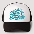 Λεπτομερής προβολή της vintage στάμπας Day Drinking σε καπέλο trucker με ρυθμιζόμενο κούμπωμα - Ένα μέγεθος / Μαύρο με μπλε λογότυπο