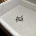 Nahaufnahme der silbernen Schleifen-Ohrmanschette mit Zirkonia auf Schmuckkästchen - 1# Silber Voll Zirkon Schleife Ohrmanschette Einzel