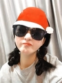 Occhiali da sole neri classici da donna con accessori festivi per la festa di Natale - Grande cappello di Natale
