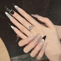 Detalle de uñas postizas largas con lazos negros, perlas y purpurina plateada efecto ojo de gato - XS / Banquete al Atardecer-Puntiaguda Fina