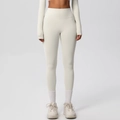 Detail van de crème yoga legging met hoge taille en professionele ondersteunende stof - Licht Ivoor