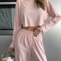 Zweiteiliges Lounge-Set aus rosa Strick mit kurzem Langarm-Oberteil und langer Hose - S / Rosa