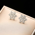 Elegante silberne Schneeflocken-Ohrstecker mit Kristallen in einer Geschenkbox - Stud Ohrringe / Silber