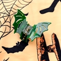 Détail d'une pince à cheveux chauve-souris verte en résine pailletée avec ressort - Vert