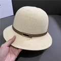 Détail de la texture d'un chapeau de soleil beige avec lanière en cuir brun et boucle - M (56-58cm) / Blanc Cassé