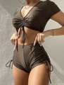 Dettaglio bikini marrone caffè con arricciatura a coulisse e pantaloncini a vita alta - S / Marrone