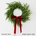 Grüner Norfolk-Weihnachtskranz mit großer roter Samtschleife auf weißem Grund - Rote Große Schleife / 50cm Kranz mit großer Schleife