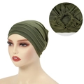 Detalle del cierre elástico trasero de este turbante plisado en color verde oliva - Verde Militar