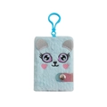 Dettaglio macro del taccuino unicorno di peluche con occhi ricamati e gancio in plastica - Blu