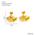 Makro-Detail von 18 Karat vergoldeten Edelstahl-Ohrringen mit genauen Abmessungen - Unregelmäßige plissierte Ginkgoblattform (S-E492)