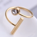Detailopname van gouden open ring met ronde zirkoon en gepolijste afwerking - Stijl 3 / Goud