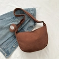 Sac demi-lune en velours côtelé marron avec petit porte-monnaie sur veste en jean - Brun Foncé