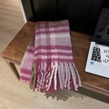 Détail de l'écharpe à carreaux rose et vert avec de longues franges sur un banc - 220cm / Rouge Rose