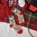 Calze natalizie in pile corallo marrone con motivi di Babbo Natale e decoro festivo - Babbo Natale Marrone