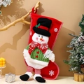 Dettaglio calza di Natale rossa con pupazzo di neve 3D, gambe a righe e motivi a fiocchi - Pupazzo di Neve