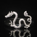 Gros plan d'un accessoire de bijouterie en alliage de dragon argenté aux écailles détaillées - Argent (Droite)