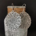 Orecchini vintage in argento stile boho con motivo floreale su una bottiglia rustica - Argento Antico Fiore in Filo Metallico Traforato