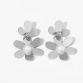 Orecchini a fiore in argento con petali a doppio strato e dettagli in perle bianche - Argento (PD2958)