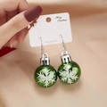 Pendientes de bola de Navidad verdes con patrones de copos de nieve blancos - Estilo de Copo de Nieve Verde Blanco