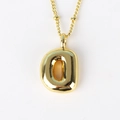 Détail d'un collier avec pendentif lettre D doré en 3D avec une finition polie lisse - Lettre D