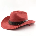 Detail eines roten Wildleder-Cowboyhuts mit Bullenkopf-Schnalle und Niet-Lederband - M (56-58cm) / Ziegelrot
