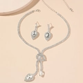 Brautschmuck Set in Silber mit funkelnden Strasssteinen Halskette und Ohrringe - Wassertropfen 2-teiliges Set / Weiß