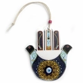 Dettaglio della mano di Fatima in legno con perla occhio blu e motivi di uccelli colorati - Fiori e Uccelli Colorati