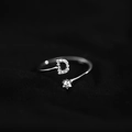 Silberner verstellbarer offener Ring mit Zirkonia-Buchstabe D und Solitär-Stein - Buchstabe D