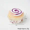 Modèle réaliste de cupcake violet avec tourbillon de crème et sucre glace sur fond blanc - Violet