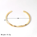Minimalist C-shaped open twisted bracelet in golden finish, 62mm diameter and 3mm width - Gold