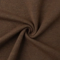 Gros plan sur un tissu en maille marron foncé montrant la texture fine et le drapé doux - S / Brun Foncé