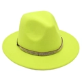 Détail du chapeau fedora en laine fluo avec perles dorées sur une lanière brune - Vert Fluorescent