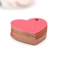 Vista macro de etiquetas de papel rojas en forma de corazón con agujeros preperforados - Rojo Perlado