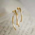 Eleganti orecchini a clip lunghi dorati curvi su pizzo bianco con un tocco vintage raffinato - Clip per orecchio a spirale / Oro