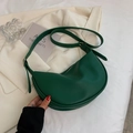 Borsa a tracolla a mezzaluna verde scuro minimalista in morbida pelle con cerniera - Verde