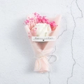 Nahaufnahme von Mini-Bouquet mit weißer Rose und rosa Schleierkraut in Geschenkpapier - Weiße Rose - Rosa Verpackung