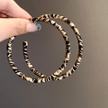 Dettaglio di grandi orecchini a cerchio in acrilico con trama zebrata e avvolta - 3# Perno in Argento - Tondo Beige Caffè Grande