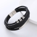 Dettaglio del bracciale multistrato in pelle nera con chiusura magnetica in acciaio argento - Color Acciaio