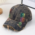 Berretto da baseball in denim vintage con patchwork graffiti e dettagli usurati - Cuoio