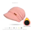 Roze wintergebreide muts met klep en dikke zwarte fleecevoering voor warmte - Roze