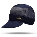 Detail van de marineblauwe en grijze gebreide muts met klep en lederen Sport-patch - Eén maat (verdikt met fleece) / Marineblauw