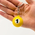 Primo piano del portachiavi a palla da biliardo gialla numero 1 con catena argento - Numero 1 (Giallo)