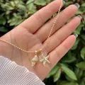 Detalle del collar chapado en oro de 18K con colgantes de concha y estrella de mar con circón - Concha y Estrella de Mar con Circonitas