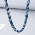 Détail de chaîne gourmette bicolore argent et bleu avec fermoir pliant pour homme - Collier Bleu et Argent