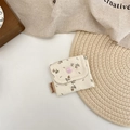 Dettaglio di pochette floreale in tela con bottone rosa e etichetta in tessuto - Piccolo (8x7cm) / Beige Piccolo