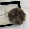 Chouchou en peluche marron foncé en fausse fourrure douce pour des coiffures d'automne - Marron